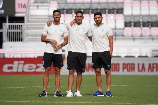 Jugadores de Guatemala en la cancha del DVR PNK Stadium. FOTO: Marca502