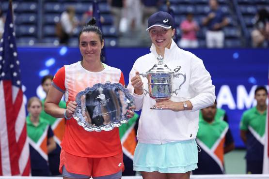Ons Jabeur e Iga Swiatek con sus respectivos trofeos tras la gran final.