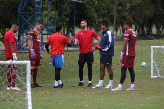 Momento en que los arqueros del Ciclón Azul le dan la bienvenida a nuestro reportero Saúl Carranza. Foto Andro Rodríguez.
