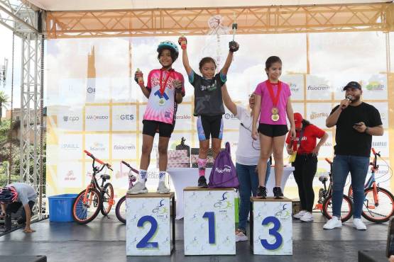 Ellas fueron las tres niñas que se subieron al pódium en la escala de 9 a 10 años.
