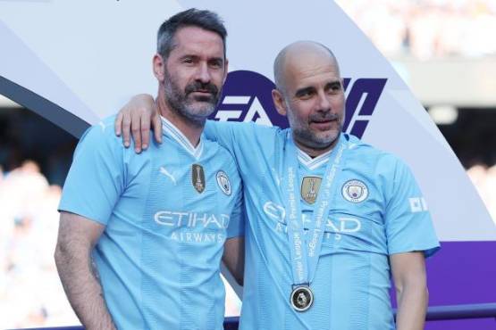 Pep Guardiola junto a Scott Carson festejando el último título conseguido por el Manchester City.