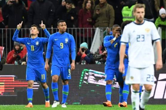 Brazil's midfielder Philippe Coutinho, Brazil's forward Gabriel Jesus and Brazil's midfielder Douglas Costa celebrate during an international friendly football match between Russia and Brazil at the Luzhniki stadium in Moscow on March 23, 2018. / AFP PHOTO / Kirill KUDRYAVTSEV