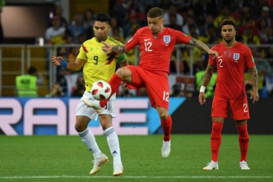 England's defender Kyle Walker (R) looks at footballers in action during the Russia 2018 World Cup round of 16 football match between Colombia and England at the Spartak Stadium in Moscow on July 3, 2018. / AFP PHOTO / YURI CORTEZ / RESTRICTED TO EDITORIAL USE - NO MOBILE PUSH ALERTS/DOWNLOADS