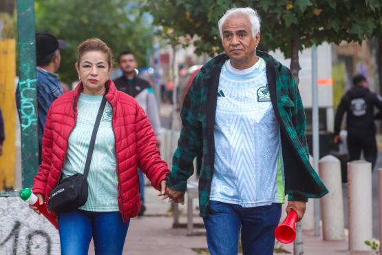 Aficionados mexicanos llegan al escenario deportivo.