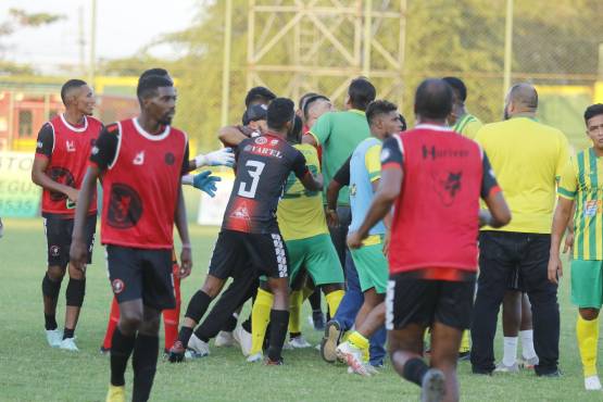 Tremendo molote se armó al final del Parilllas One vs Independiente en La Lima.