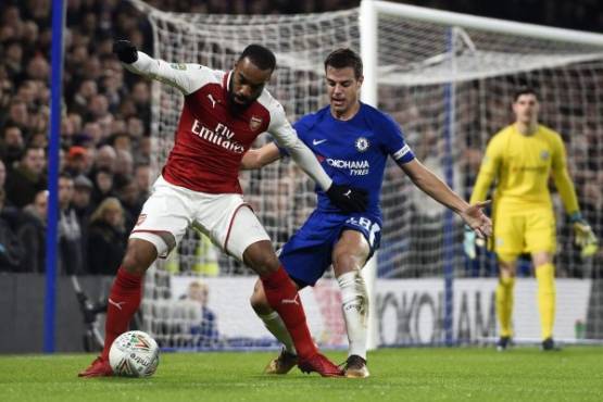 WOL01. LONDRES (R.UNIDO), 10/01/2018.- Ceser Azpilicueta (d) de Chelsea disputa un balón con Alexandre Lacazette (i) de Arsenal hoy, miércoles 10 de enero de 2018, en un partido de la semifinal de la Copa Carabao entre Chelsea y Arsenal en el estadio Stamford en Londres (R.Unido). EFE/WILL OLIVER No autorizado su uso en audios, vídeos, informaciones o listados de jugadores, equipos o ligas, ni servicios 'en vivo'. Uso en línea limitado a 75 imágenes, no usar en simulaciones de vídeo. No usar en apuestas, juegos o publicaciones de equipos, ligas o jugadores.