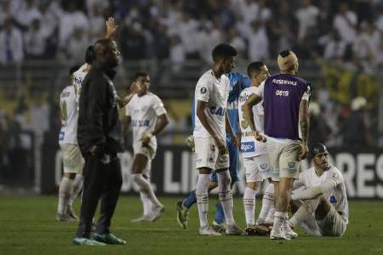 SP20. SAO PAULO (BRASIL), 28/08/2018.- Los jugadores de Santos reaccionan hoy, martes 28 de agosto de 2018, durante el partido de vuelta por los octavos de final de la Copa Libertadores entre el Santos FC de Brasil y el Club Atlético Independiente de Argentina, en el estadio Pacaembú de la ciudad de Sao Paulo (Brasil). El Independiente argentino se clasificó este martes a los cuartos de final de la Copa Libertadores tras empatar a cero con el Santos en el estadio Pacaembu en un partido que fue suspendido a falta de doce minutos por incidentes provocados por algunos fanáticos del club brasileño. La serie resultó afectada por la decisión de la Conmebol, horas antes del comienzo del partido de vuelta, de conceder al Independiente los tres puntos y una victoria por 3-0 en la ida en lugar del 0-0 que resultó en la cancha. EFE/Sebastião Moreira