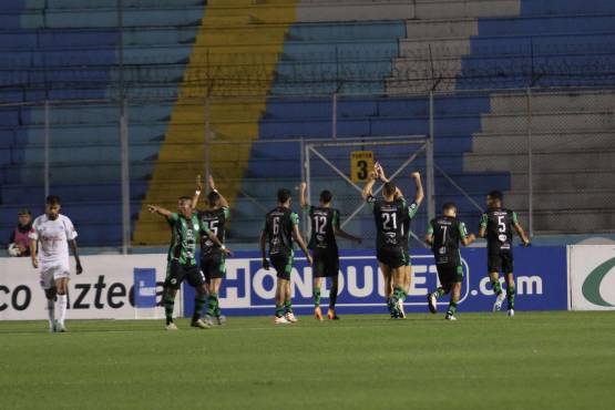 Juticalpa celebrando su anotación al minuto 24’ por medio del autogol de Bengtson. Foto: Marvin Salgado.