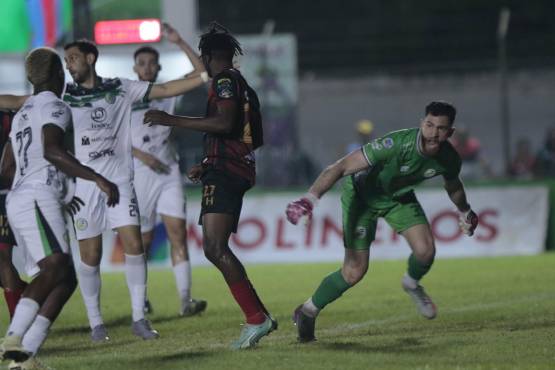 Enrique Facussé volvió a jugar luego de mucho tiempo en la Liga Nacional de Honduras. Foto: Neptali Romero