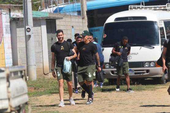 La plantilla del Juticalpa FC llegando al estadio Marcelo Tinoco.
