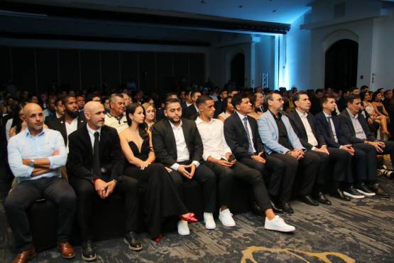 Eduardo Espinel junto a los invitados especiales, entre ellos el entrenador de la Selección Nacional de Honduras, el español, José Francisco Molina.