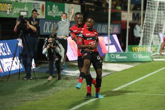 ¡Hondureño Bryan Félix anota su primer gol en Costa Rica y le da el triunfo al Alajuelense contra San Carlos!