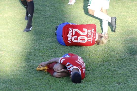Carlos Pineda y German Mejía quedaron tendidos en el césped tras la entrada de Orellana.