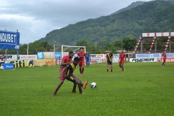 Acción del juego en el estadio Francisco Martínez de Tocoa.