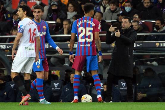 Xavi Hernández dando indicaciones a Aubameyang.