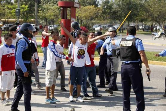 Balacera entre aficionados de Real EspaÃ±a y Olimpia en las afueras del OlÃ­mpico , Hecho ocurrido en las afueras del Estadio OlÃ­mpico de san Pedro Sula, en la 33 calle, enfrentamiento entre barras (Mega Locos de Real EspaÃ±a y Ultra Fiel de Olimpia) antes del partido entre Olimpia y Real EspaÃ±a