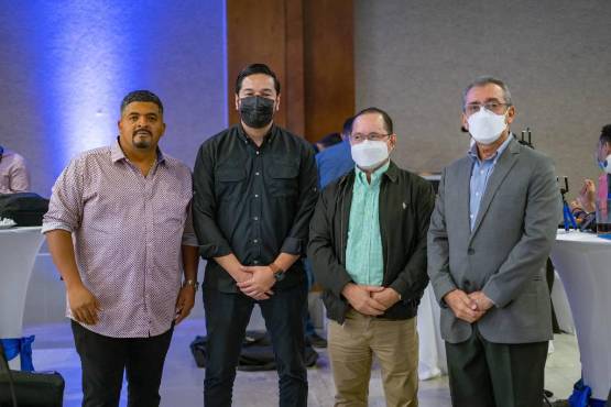 Luis Cruz durante la presentación de la nueva Copa Betcris junto a directivos de la Liga Nacional