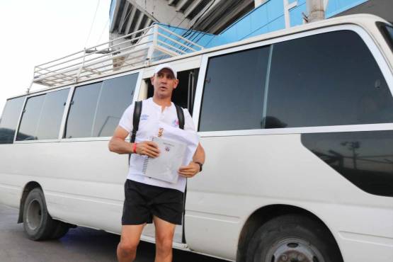 Eduardo Espinel a su arribo al escenario del juego de hoy.