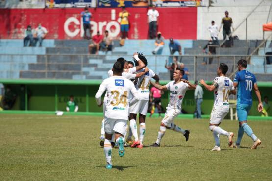 Los Cremas del Comunicaciones celebran uno de los goles ante el Santa Lucía.