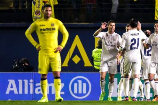 Real Madrid's Portuguese forward, Cristiano Ronaldo (L) and teammates celebrate at the end of the Spanish League football match Villarreal CF vs Real Madrid at El Madrigal stadium in Vila-real on February 26, 2017. / AFP PHOTO / BIEL ALINO