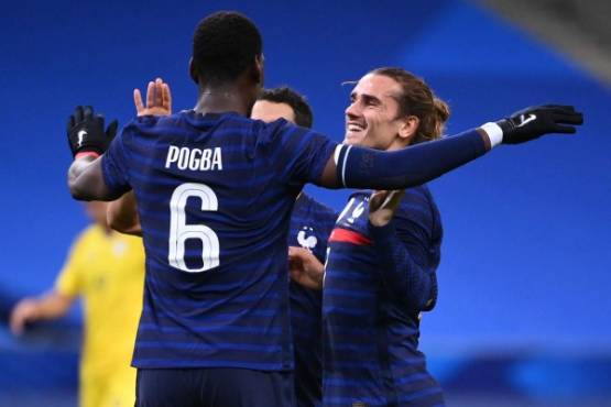France's forward Antoine Griezmann (R) is congratulated by France's midfielder Paul Pogba after scoring a goal during the International friendly football match between France and Ukraine, on October 7, 2020 in Saint-Denis, outside Paris. (Photo by FRANCK FIFE / AFP)