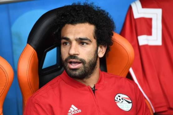 Egypt's forward Mohamed Salah is seen on the substitutes bench before kick off of the Russia 2018 World Cup Group A football match between Egypt and Uruguay at the Ekaterinburg Arena in Ekaterinburg on June 15, 2018. / AFP PHOTO / Anne-Christine POUJOULAT / RESTRICTED TO EDITORIAL USE - NO MOBILE PUSH ALERTS/DOWNLOADS