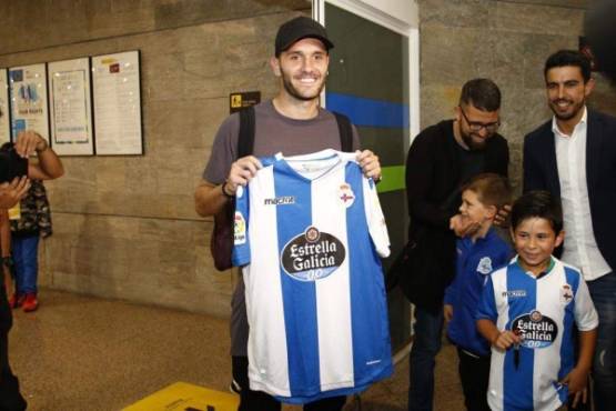 LUCAS PEREZ EN EL AEROPUERTO DE ALVEDRO