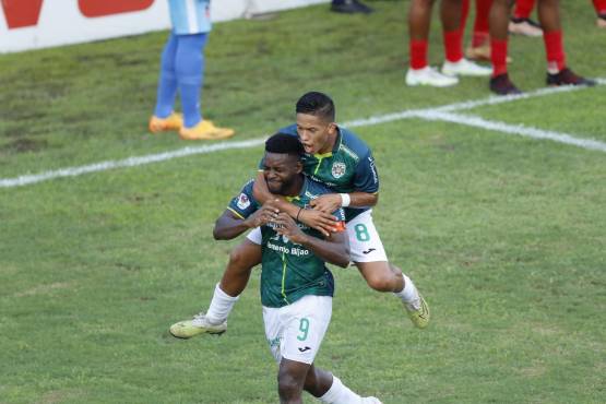 Con doblete de Clayvin Zúniga el Marathón derrota a la Real Sociedad y recupera así el segundo lugar del torneo