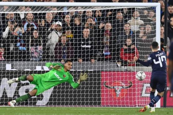Manchester City's English midfielder Phil Foden (R) puts his penalty wide in the shoot-out during the English League Cup round of 16 football match between West Ham United and Manchester City at The London Stadium in east London on October 27, 2021. (Photo by Glyn KIRK / AFP) / RESTRICTED TO EDITORIAL USE. No use with unauthorized audio, video, data, fixture lists, club/league logos or 'live' services. Online in-match use limited to 120 images. An additional 40 images may be used in extra time. No video emulation. Social media in-match use limited to 120 images. An additional 40 images may be used in extra time. No use in betting publications, games or single club/league/player publications. /