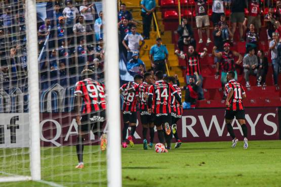 Alajuelense humilló y baja del liderato al Motagua en la Copa Centroamericana; ambos clasificaron a cuartos