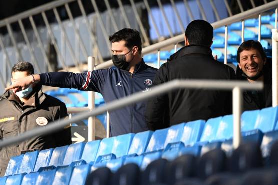 Mauricio Pochettino junto al presidente Nasser Al-Khelaifi en el Santiago Bernabéu. FOTOS: AFP