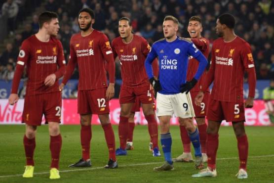 Leicester City's English striker Jamie Vardy is marked at a corner during the English Premier League football match between Leicester City and Liverpool at King Power Stadium in Leicester, central England on December 26, 2019. (Photo by Oli SCARFF / AFP) / RESTRICTED TO EDITORIAL USE. No use with unauthorized audio, video, data, fixture lists, club/league logos or 'live' services. Online in-match use limited to 120 images. An additional 40 images may be used in extra time. No video emulation. Social media in-match use limited to 120 images. An additional 40 images may be used in extra time. No use in betting publications, games or single club/league/player publications. /