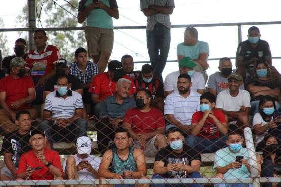 Parte de la afición de Real Sociedad sobre las graderías del estadio Francisco Martínez Durón. Foto: Dagoberto Luján.