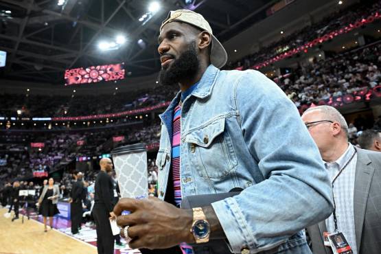 LeBron James fue ovacionado en el Rocket Mortgage Fieldhouse en su visita a Cleveland.