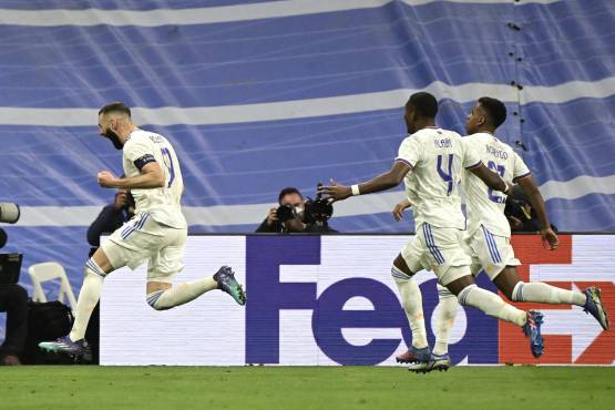 Benzema celebrando con Alaba y Rodrygo uno de sus tres goles al PSG.