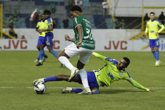 Almendarez se barre contra Sacaza en la disputa del esférico.