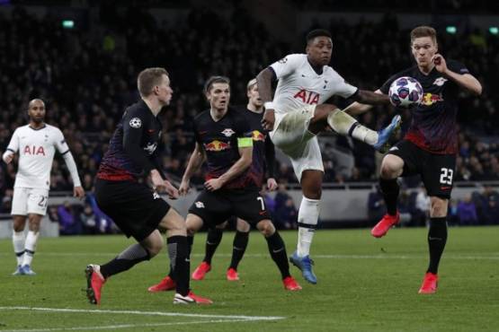 Tottenham Hotspur's Dutch midfielder Steven Bergwijn (2R) vie swith RB Leipzig's German defender Marcel Halstenberg (R) during the UEFA Champions League round of 16 first Leg football match between Tottenham Hotspur and RB Leipzig at the Tottenham Hotspur Stadium in north London, on February 19, 2020. (Photo by Adrian DENNIS / AFP)