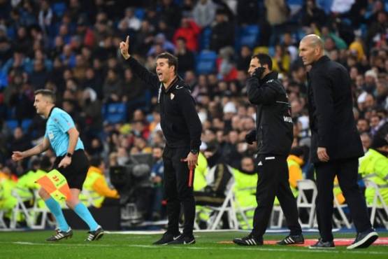 Sevilla's Spanish coach Julen Lopetegui (2L) gestures during the Spanish league football match between Real Madrid CF and Sevilla FC at the Santiago Bernabeu stadium in Madrid on January 18, 2020. (Photo by GABRIEL BOUYS / AFP)