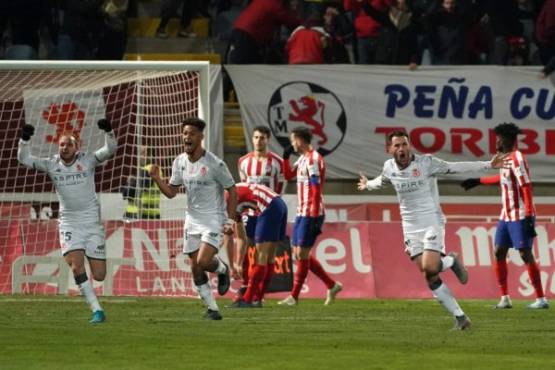 Cultural Leonesa's Julen Castaneda (R) celebrates after scoring a goal during the Copa del Rey (King's Cup) football match between Cultural Leonesa and Club Atletico de Madrid at the Reino de Leon stadium in Leon, on January 23, 2020. (Photo by CESAR MANSO / AFP)