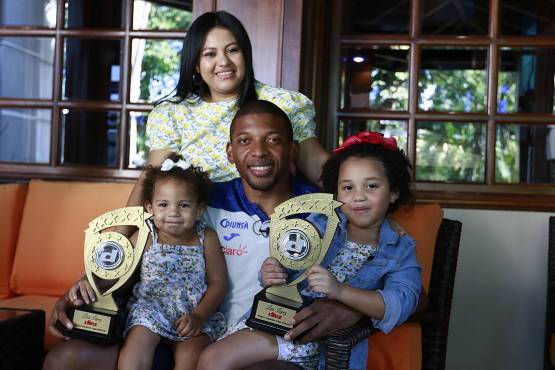 El arquero del Real España y la Selección de Honduras junto a su hermosa familia y los trofeos de los Premios DIEZ. Foto Neptalí Romero