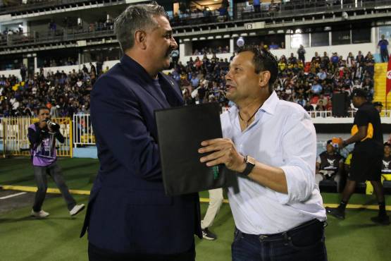 El saludo entre los técnicos Diego Vazquez y Jeaustin Campos.