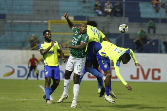 Cuatro jugadores marcando a Juan Anangonó.