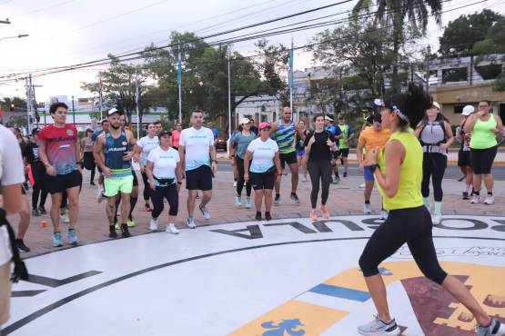 Los competidores entraron en calor siguiendo las indicaciones de la entrenador Sandra Di Palma.