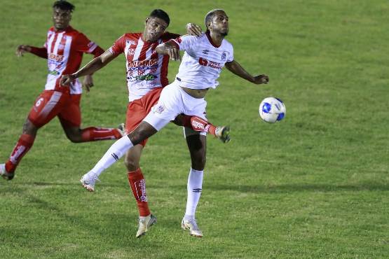 Enfrentamiento entre Vida y Olimpia en el Estadio Ceibeño. Foto: Neptalí Romero.