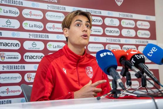 Pol Arnau ha ofrecido una multitudinaria rueda de prensa después de ser el protagonista de la eliminatoria de Copa en la que su equipo, de Segunda RFEF, eliminó a un rival de Cmapions, el Girona.