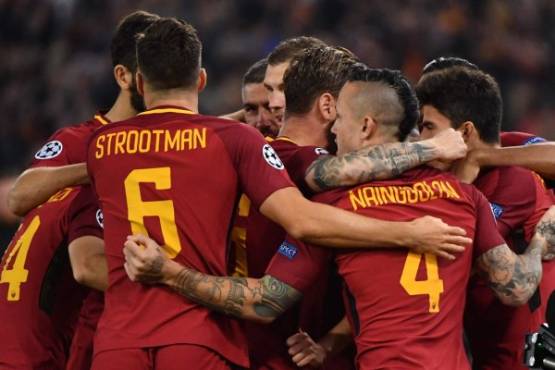 Roma's Italian striker Stephan El Shaarawy (hidden) celebrates with teammates after scoring during the UEFA Champions League football match AS Roma vs Chelsea on October 31, 2017 at the Olympic Stadium in Rome. / AFP PHOTO / Alberto PIZZOLI