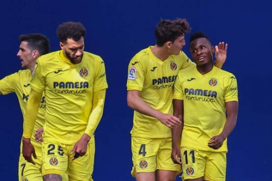 Villarreal's Nigerian midfielder Samuel Chukwueze (R) celebrates with teammates after scoring during the Spanish League football match between Villarreal CF and FC Barcelona at La Ceramica stadium in Vila-real on April 25, 2021. (Photo by JOSE JORDAN / AFP)
