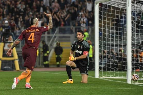 AS Roma's midfielder from Belgium Radja Nainggolan (L) celebrates after scoring against Juventus' goalkeeper from Italy Gianluigi Buffon during the Italian Serie A football match Roma vs Juventus, on May 14, 2017 at Rome's Olympic stadium. / AFP PHOTO / Andreas SOLARO