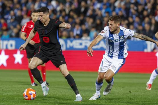 El defensa del Leganés Jorge Sáenz disputa un balón ante el delantero polaco del Barcelona Robert Lewandowsk.
