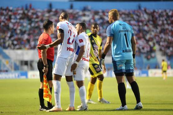Jerry Bengtson y Edwin Rodríguez le reclaman al abanderado del partido. FOTOS: David Romero | Andro Rodríguez.